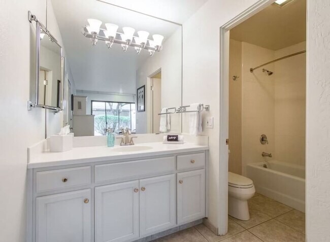 Building Photo - 668 Cottage Dr