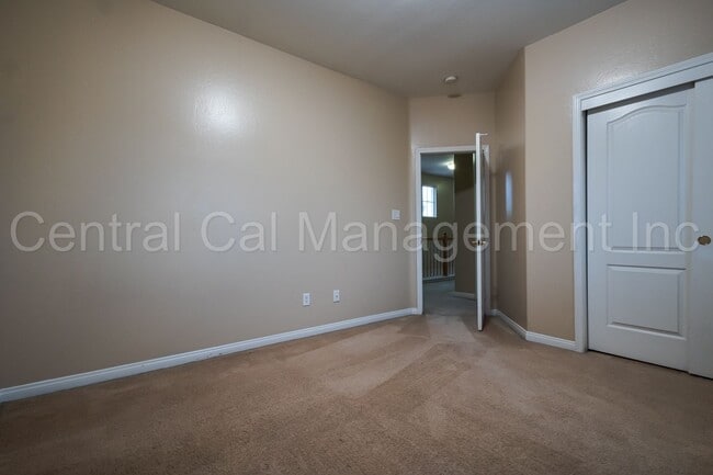 Building Photo - Large 4 Bedroom, 3 Bath Home in the Desire...