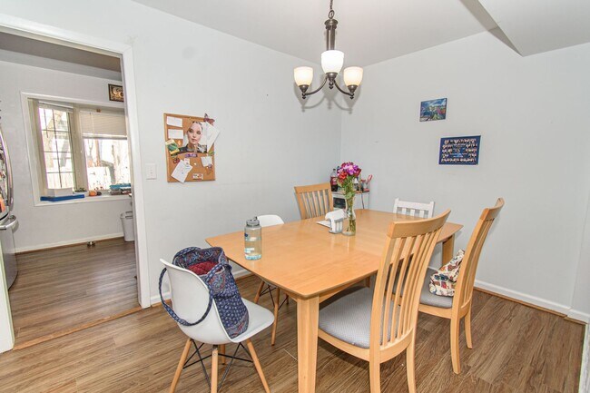 Building Photo - Charming 3 Bed 3.5 Bath Townhome