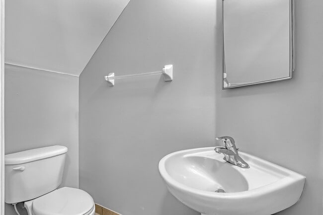 Building Photo - 3464 Commodore Ct