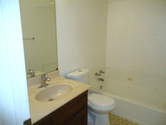 Building Photo - 1917-1919 W Whitendale Ave