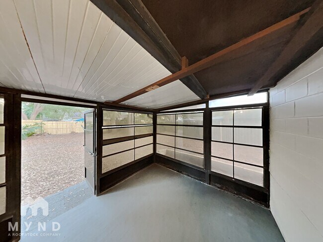Building Photo - 632 Ephrata Dr