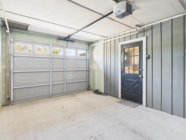 Building Photo - 1411 Kamar Dr