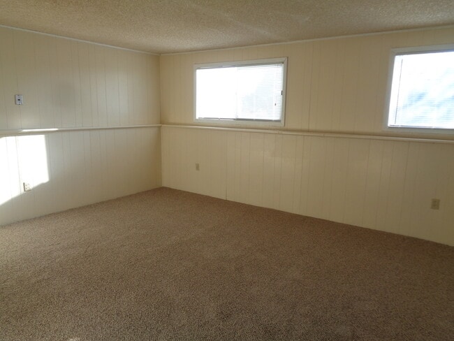 Building Photo - 4 Bedroom House with Newer Carpet and oversized 2 Car Garage!