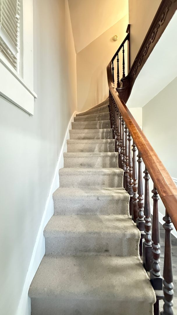 Building Photo - SPACIOUS...3 Bedroom 1 Bath