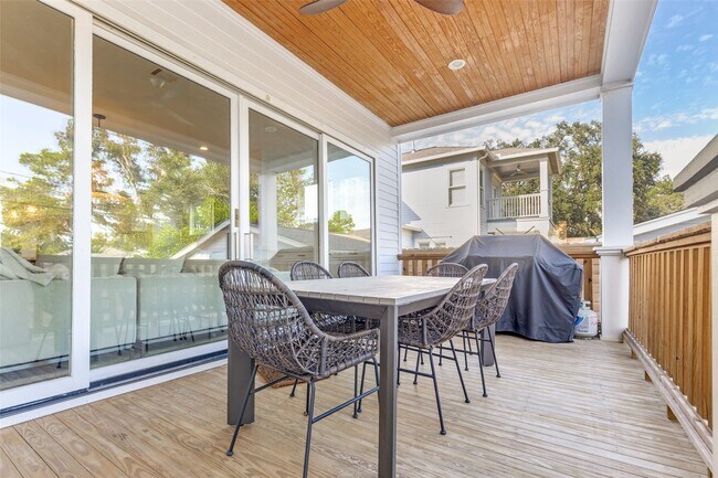 Building Photo - 709 E 13th St