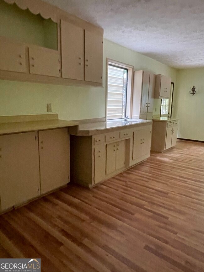Building Photo - 170 Longview Dr