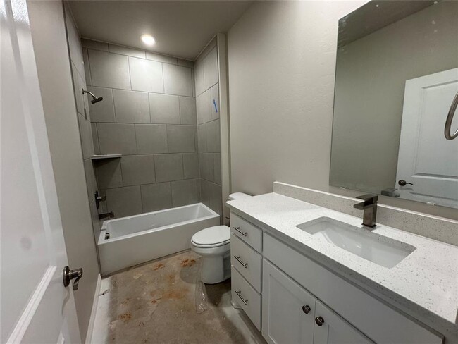 Building Photo - 6820 Labelle Dr
