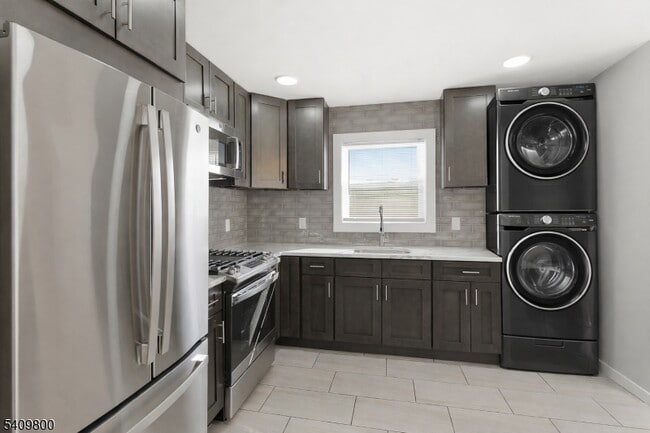 Building Photo - 19 Evelyn Ct