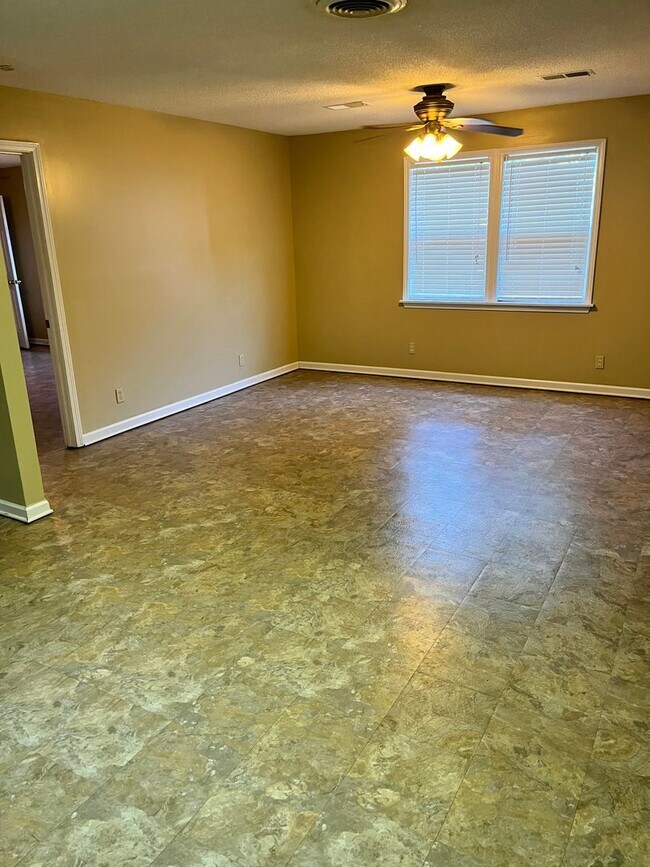 Building Photo - Spacious