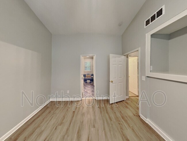 Building Photo - 5761 Western Hills Dr