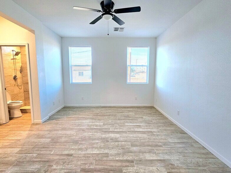 Building Photo - 1112 E 4th St