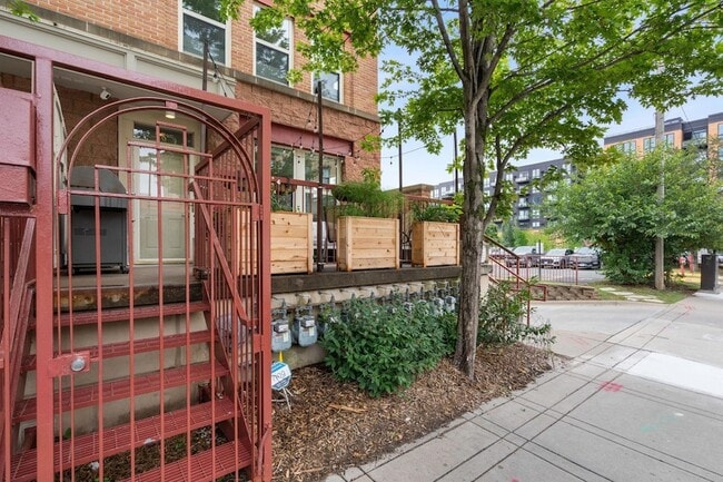 Building Photo - 675 N 1st St