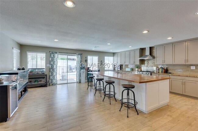 Building Photo - 6BD/5BA!! POOL/SPA!!