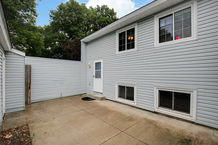 Building Photo - 12115 Drake St NW