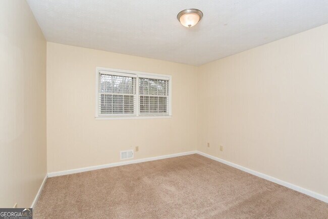 Building Photo - 2115 Pine Knoll Cir NE