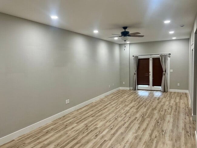 Building Photo - Beautiful home 3 minutes from ETSU!