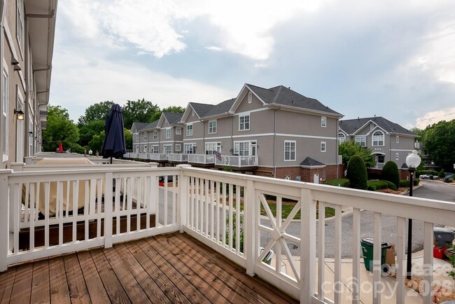 Building Photo - 206 S Cedar St