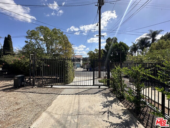Building Photo - 1405 Talmadge St