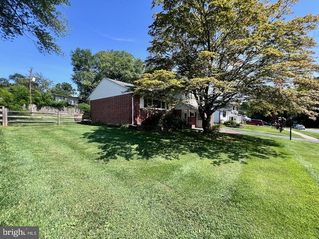 Building Photo - 2208 Jamaica Dr