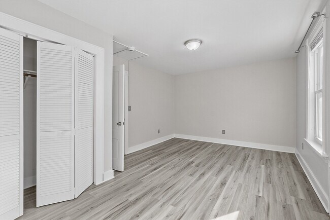 Building Photo - 19 Isabella St