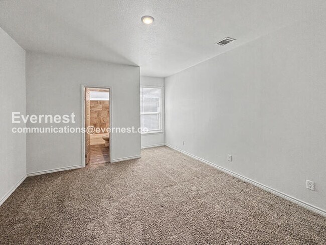 Building Photo - Limited Time Special Offer / 4 Bed, 3 Bath Home with Garage / Pet-Friendly / Vouchers Accepted / ...