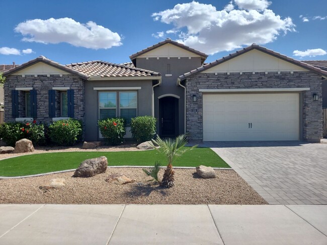 Primary Photo - Pristine Luxury Rental: Stunning 4-Bed, 2....