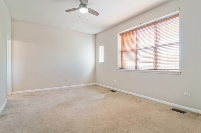 Building Photo - 2030 W Warren Blvd