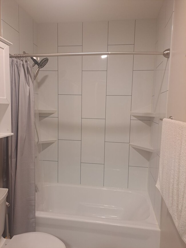 Building Photo - COMPLETE Remodel 2 Bedroom / 1 Bath House