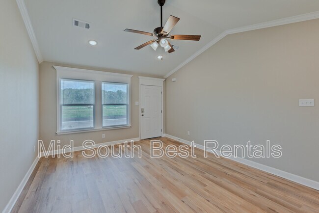 Building Photo - 829 Pine Tree Rd