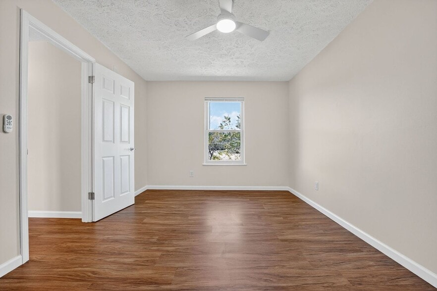 Building Photo - 16200 Round Mountain Rd
