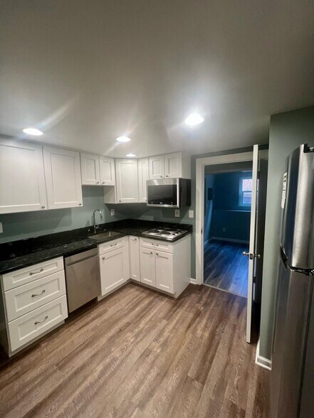 Kitchen_02 - 428 Pacific Ter