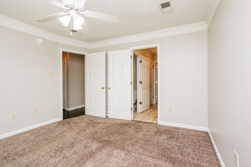 Building Photo - 6841 Charlotte Dr
