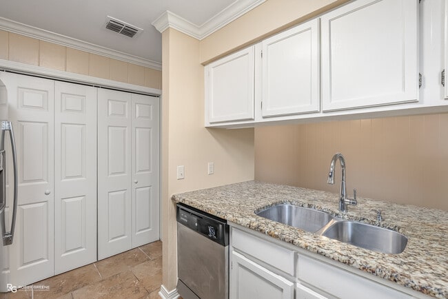 Building Photo - 10142 Carlsbad Dr