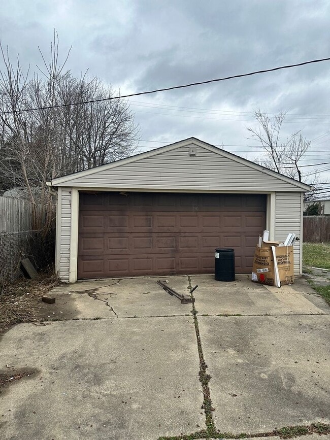 Building Photo - 3 bdrm with finished basement!
