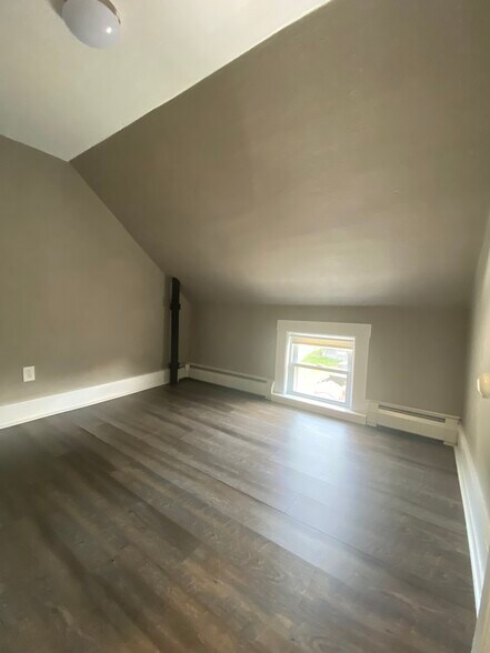 bonus room - 14 Veteran Ct