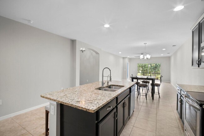 Building Photo - Stunning  2-bedr 2-bath+ Den/office home located in the desirable Lindsford in Fort Myers