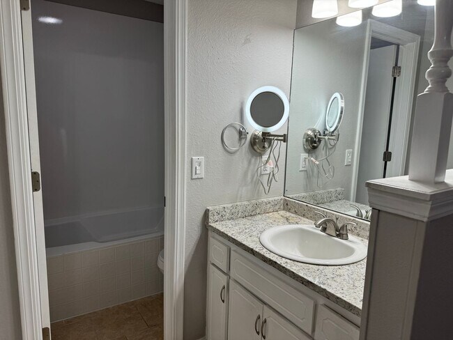 Building Photo - 3 bedroom house with 2 baths in Broken Arrow!!