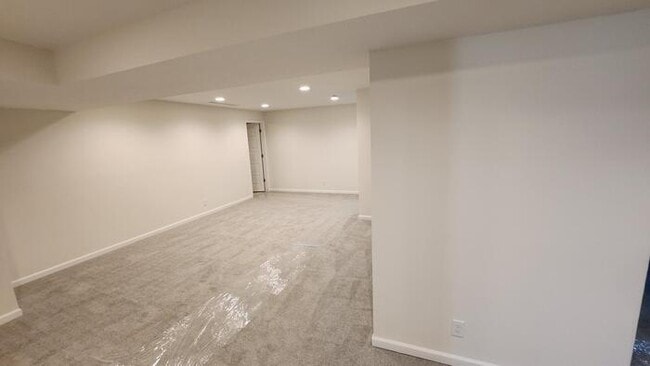 Building Photo - 4 bed 3 bath 2 car garage all maintenance ...