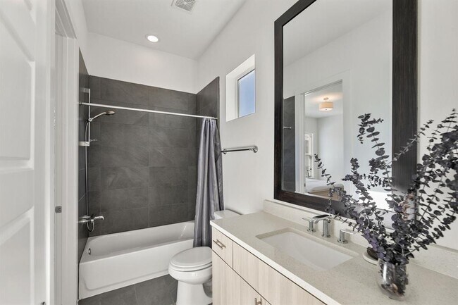 Building Photo - 6101 Florencia Ln