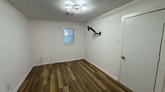 Building Photo - 105 Clear Lake Rd