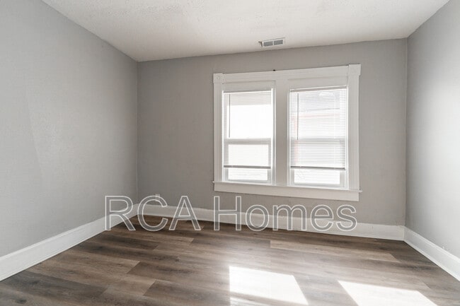 Building Photo - 2425 N Kenwood Ave