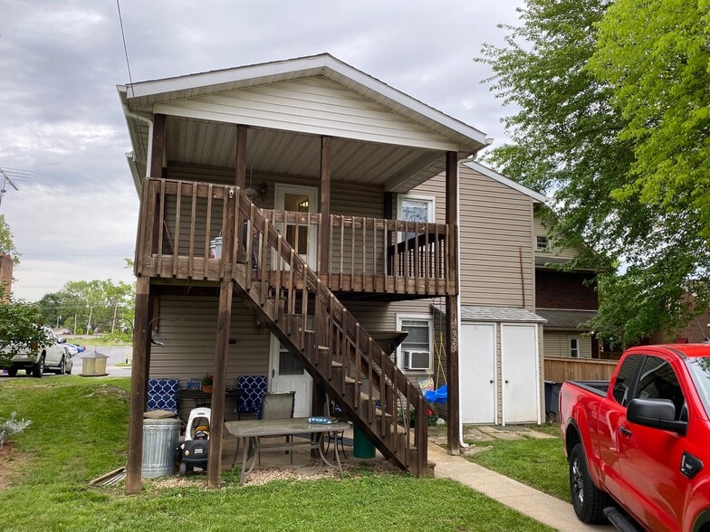 Back of the house, and covered deck - 923 St Clair St