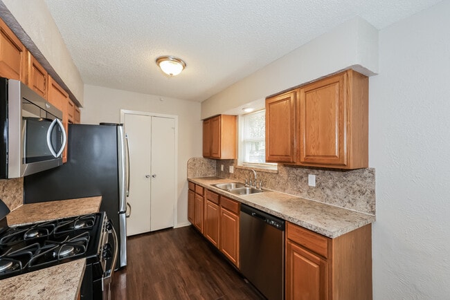 Building Photo - 10424 Muskogee Dr