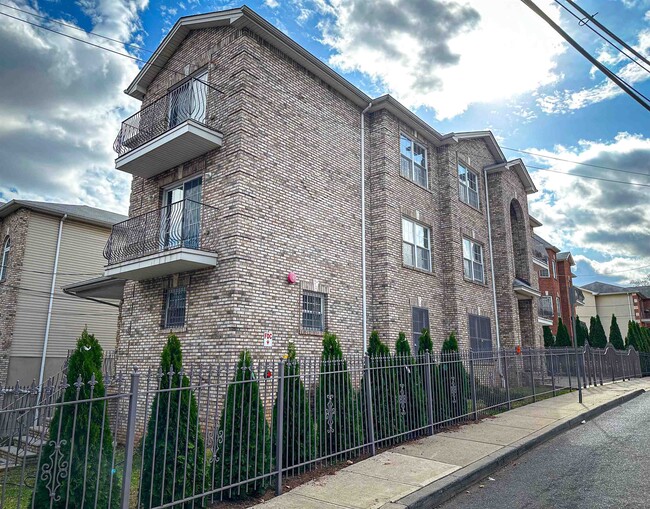 Building Photo - 90-92-92 W Kinney St