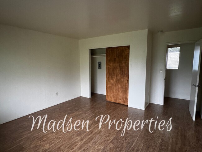 Building Photo - 784 Flag Creek Rd