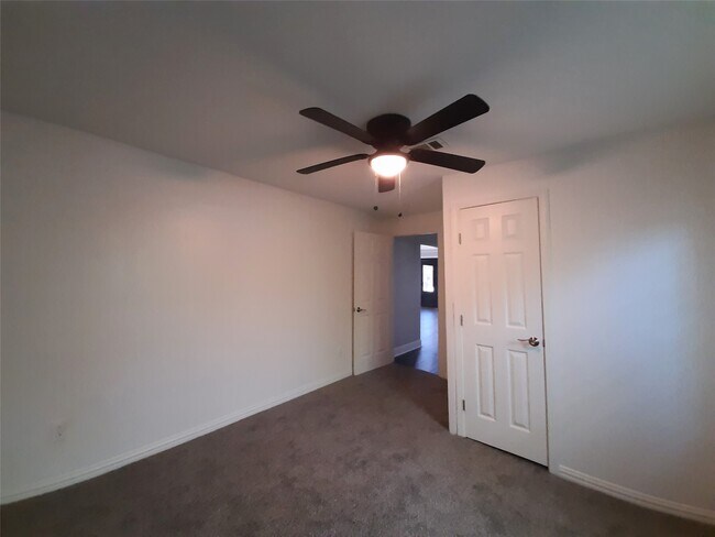 Building Photo - 6115 Glen Lee Dr