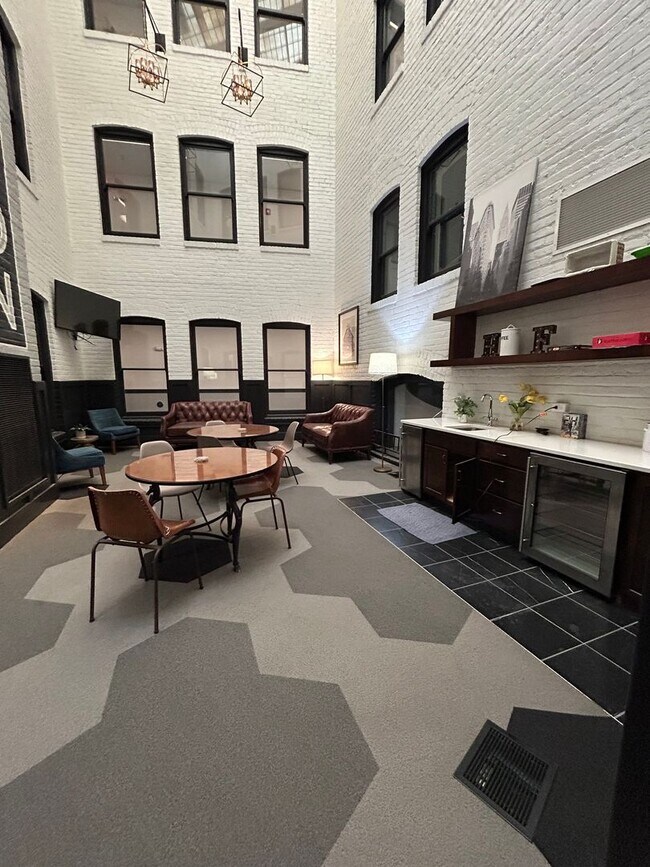 Building Photo - Adorable Studio Apartment in Downtown Omaha