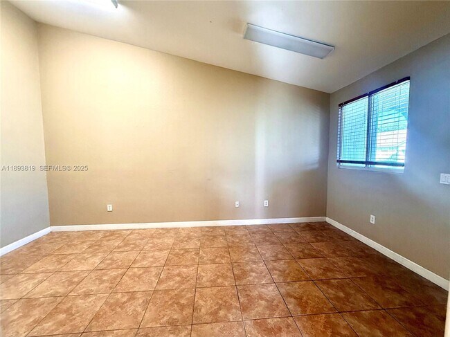 Building Photo - 1656 SE 29th Ct