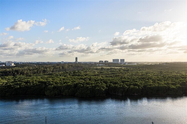 Building Photo - 500 Bayview Dr